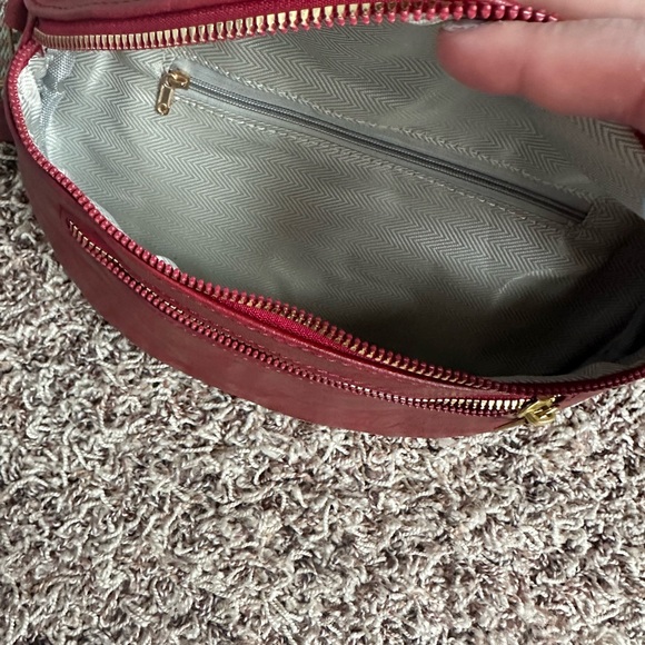 Stylish Red Crossbody Bag - Picture 3 of 4